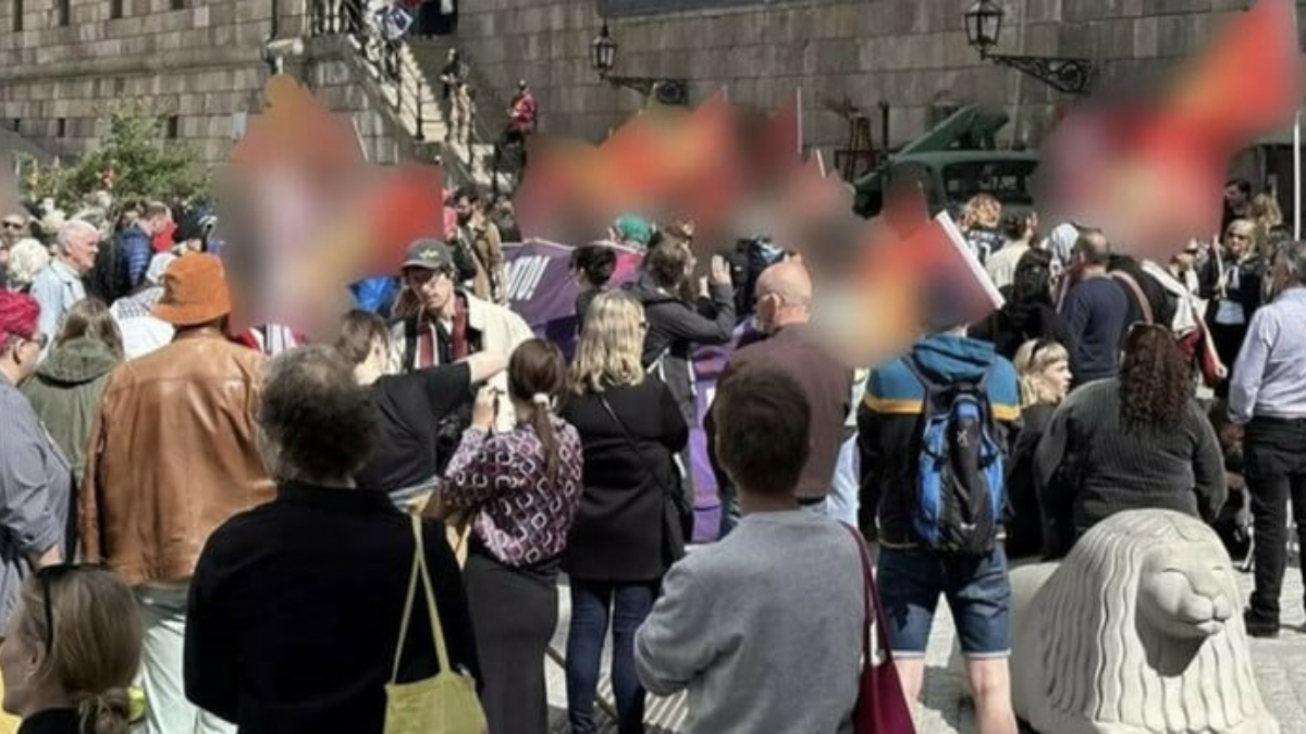 İsveç'te terör örgütü PKK provokasyonu: Paçavra açıp slogan attılar