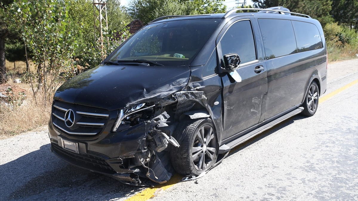 Kastamonu Belediye Başkanı'nın bulunduğu panelvan otomobille çarpıştı