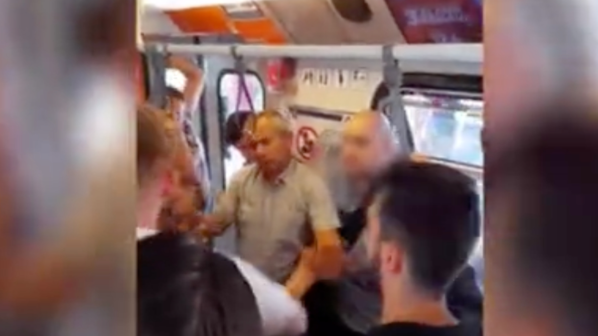 Esenler'deki metroda kadınları çeken şahıs dayak yedi