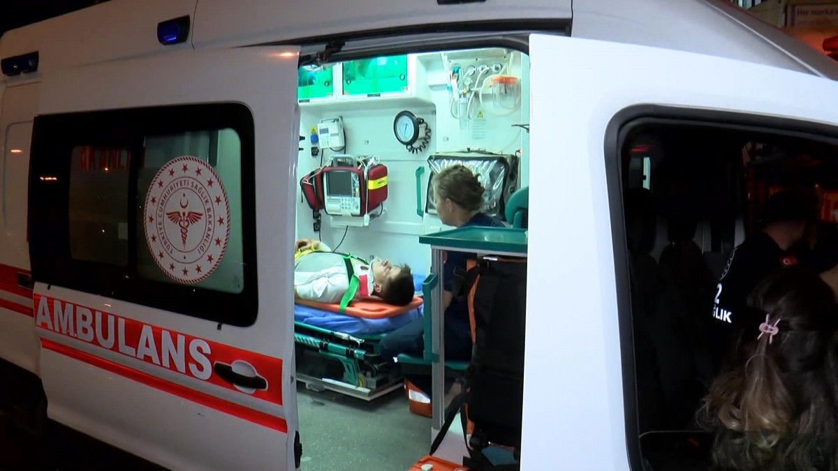 İstanbul Zeytinburnu'nda otomobilin tankere çarptığı kazada 2 kişi yaralandı