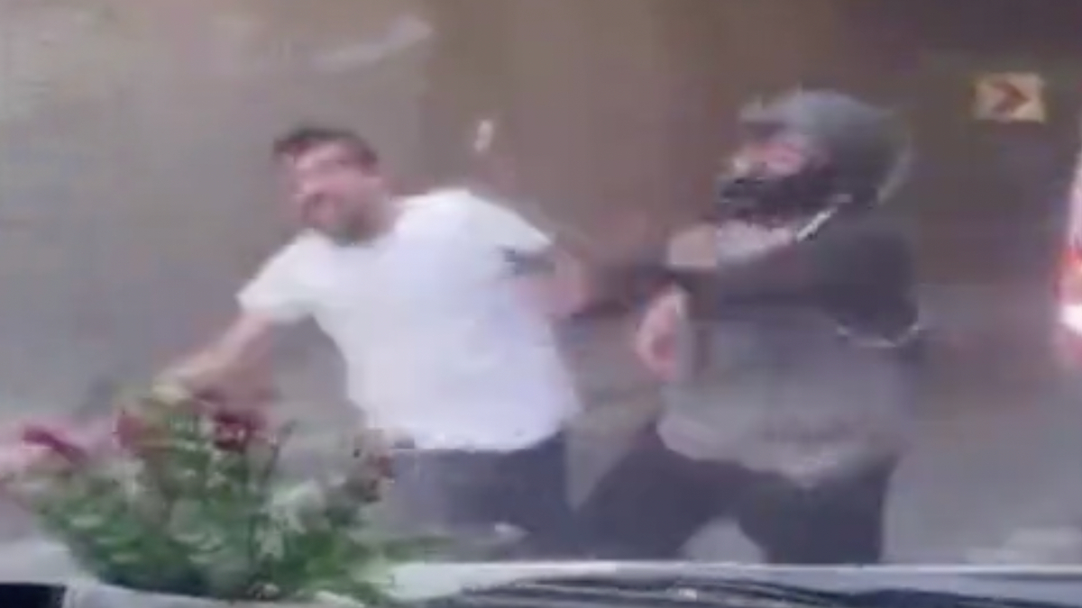 Avcılar'da ters yön krizi! Tekme tokat kavga ettiler...