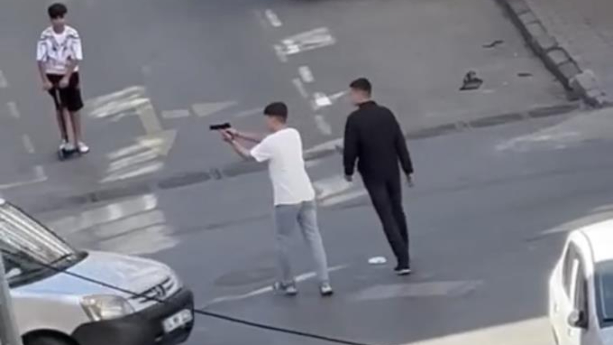 İstanbul Gaziosmanpaşa'da yoldan geçenlere silah doğrultan şüpheli yakalandı