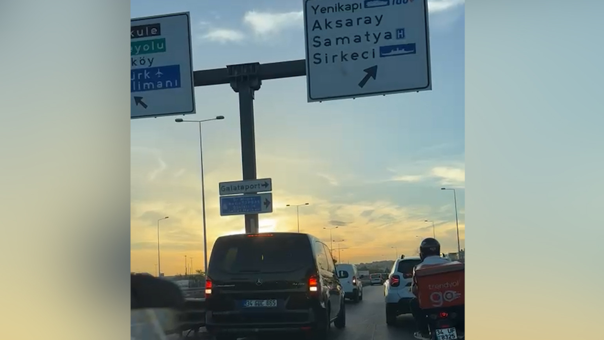İstanbul'da Avrasya Tüneli yoluna geri girerek kaçan sürücüler kamerada
