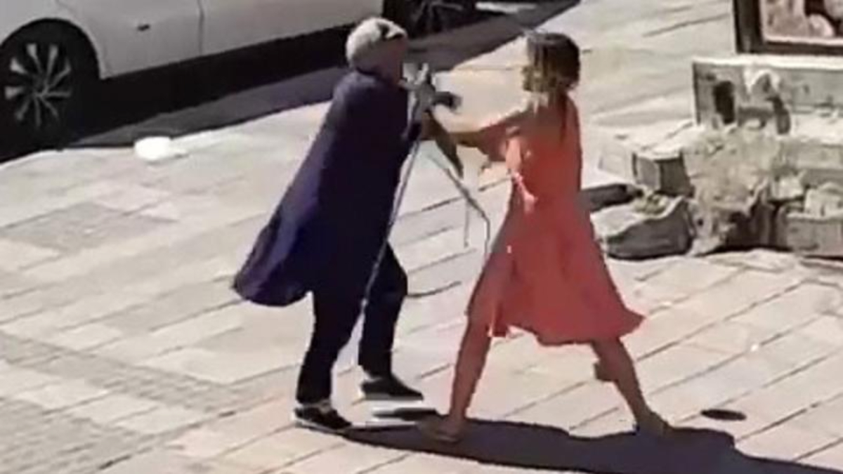 İstanbul'da başörtülü kadınlara saldıran kadın tutuklandı