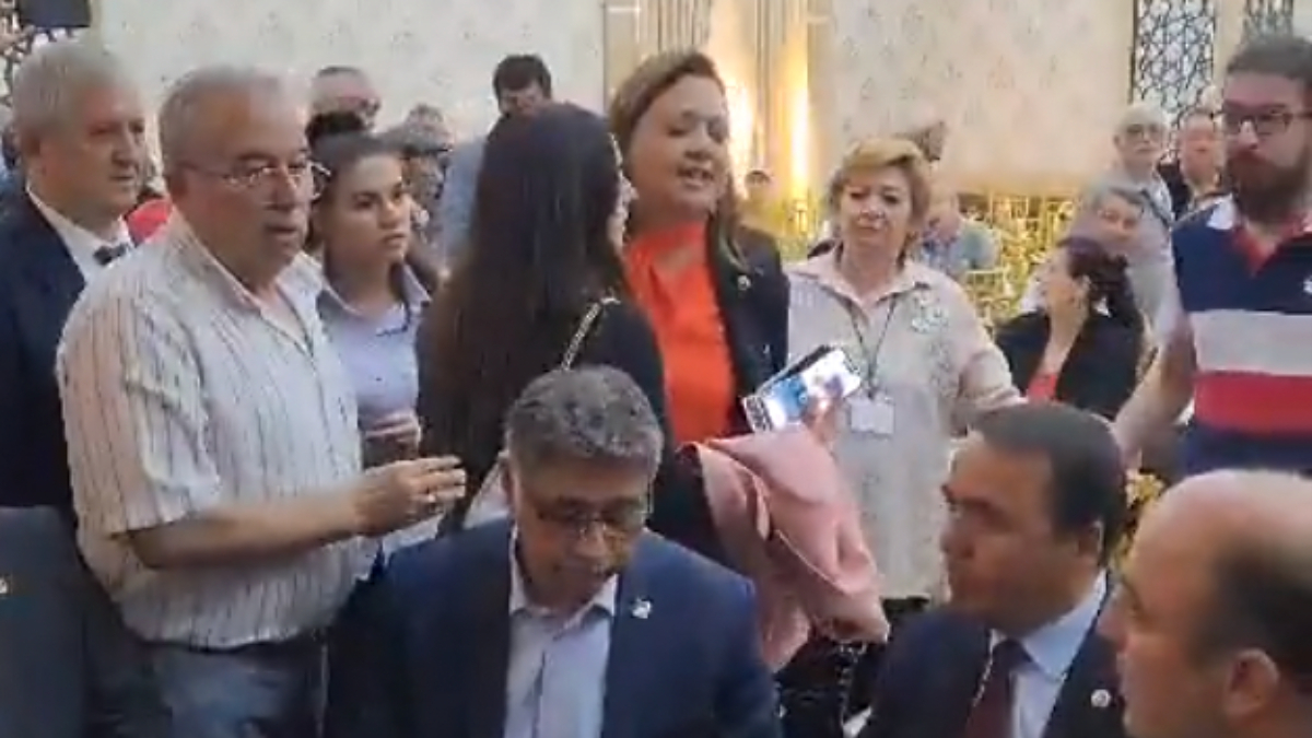Olaylı CHP Afyonkarahisar kongresinden yeni görüntü: Kaybedeceğini anlayan vekil olay çıkardı