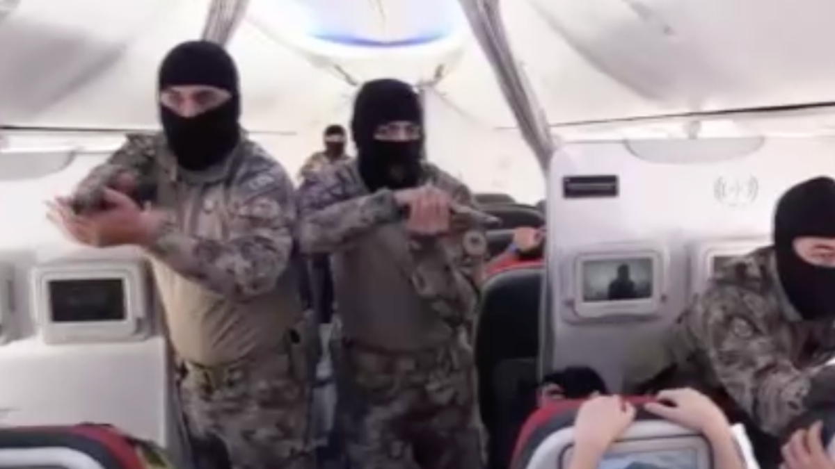 Polis Özel Harekat'tan nefes kesen uçaktan rehine kurtarma tatbikatı