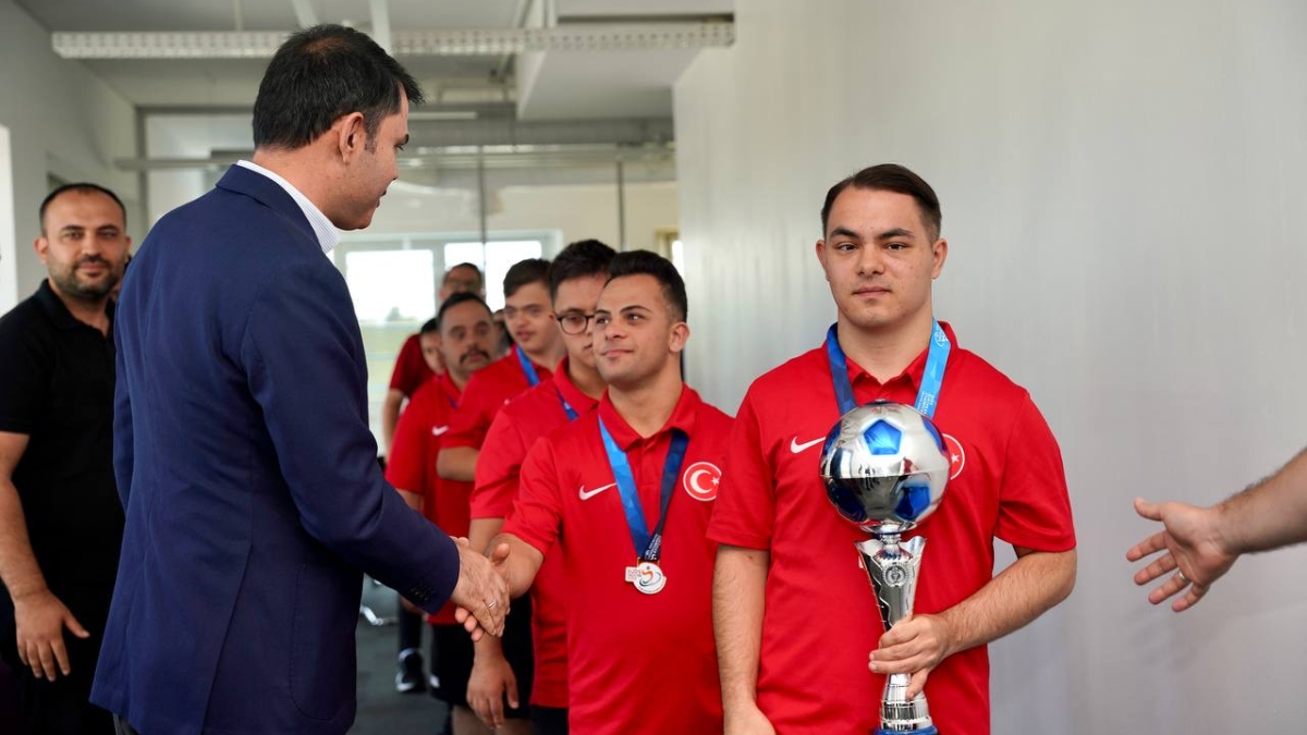 Murat Kurum, Down Sendromlu Özel Futsal Milli Takımı'nı ağırladı