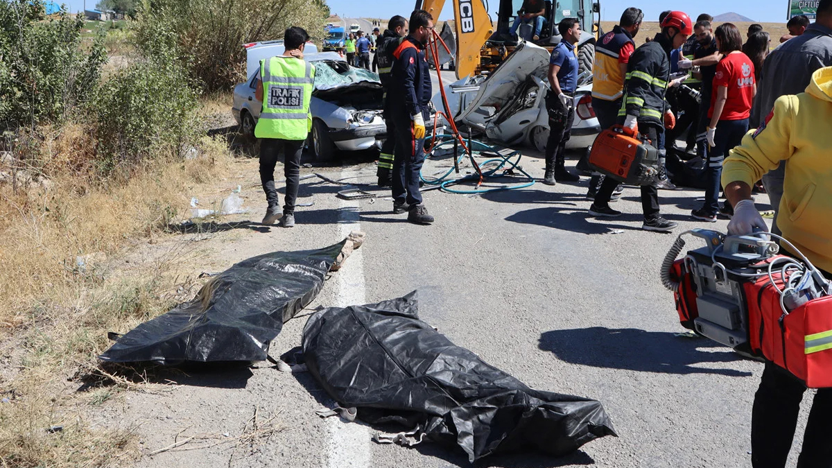 Aksaray'da hatalı sollama kazası: 3 ölü, 2 yaralı