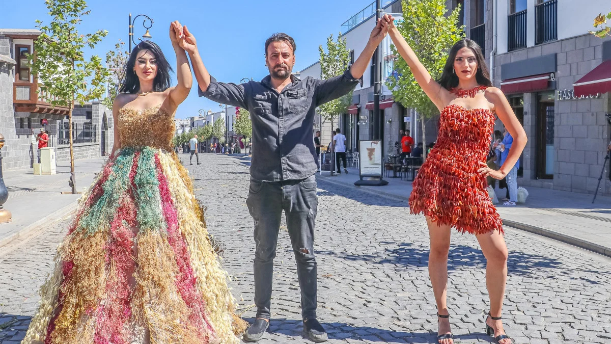 Diyarbakır'da acı biber ve bamyayla elbise tasarladı