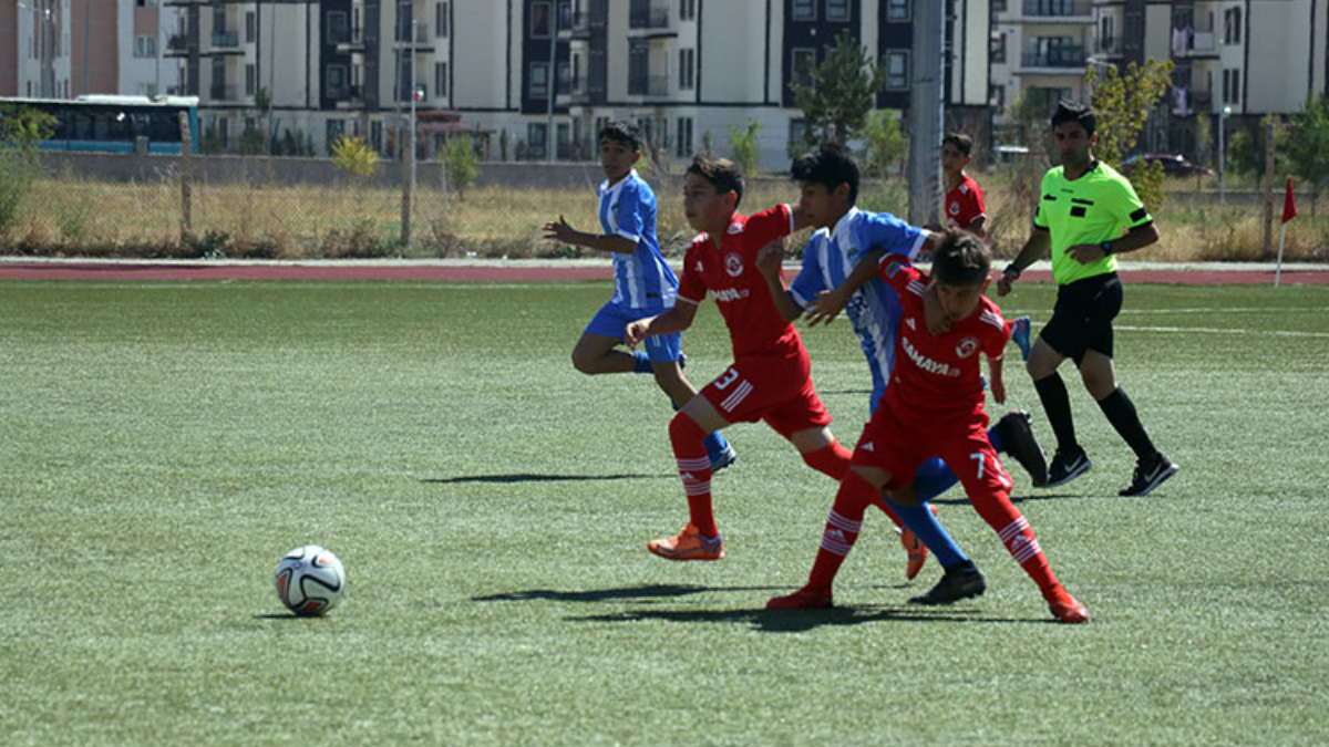 Ağrı'da depremzede çocuklar, futbol turnuvasında moral buluyor