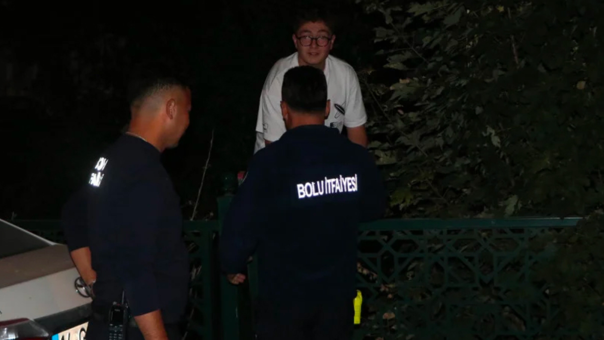 Bolu'da bir genç derede mahsur kaldı: Arkadaşı kahkahalarla izledi