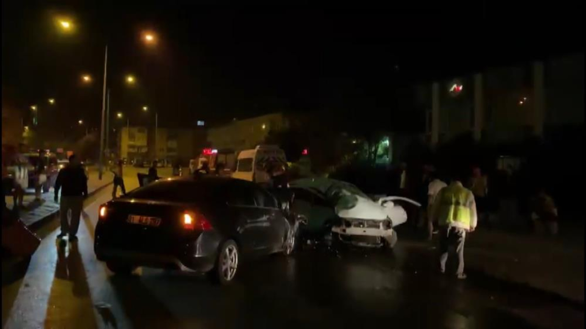 Bursa'da otomobiller kafa kafaya girdi: 1'i ağır 2 yaralı