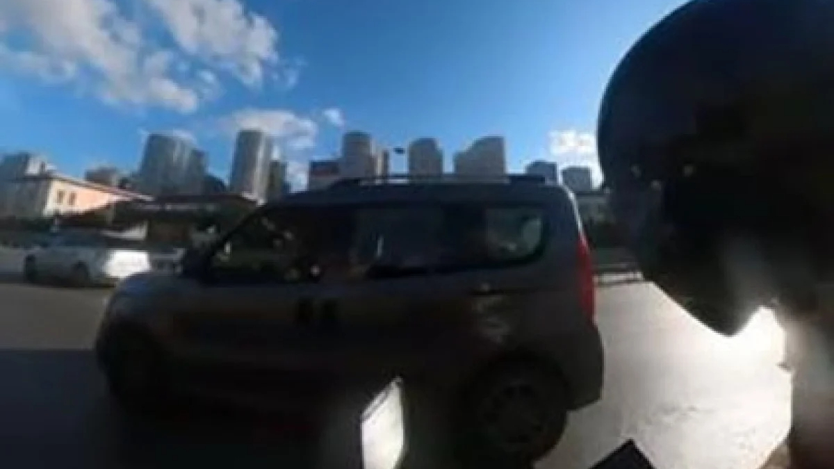 İstanbul'da ilginç görüntü: Araç sürücüsü motosikletliye seyir halinde tokat attı