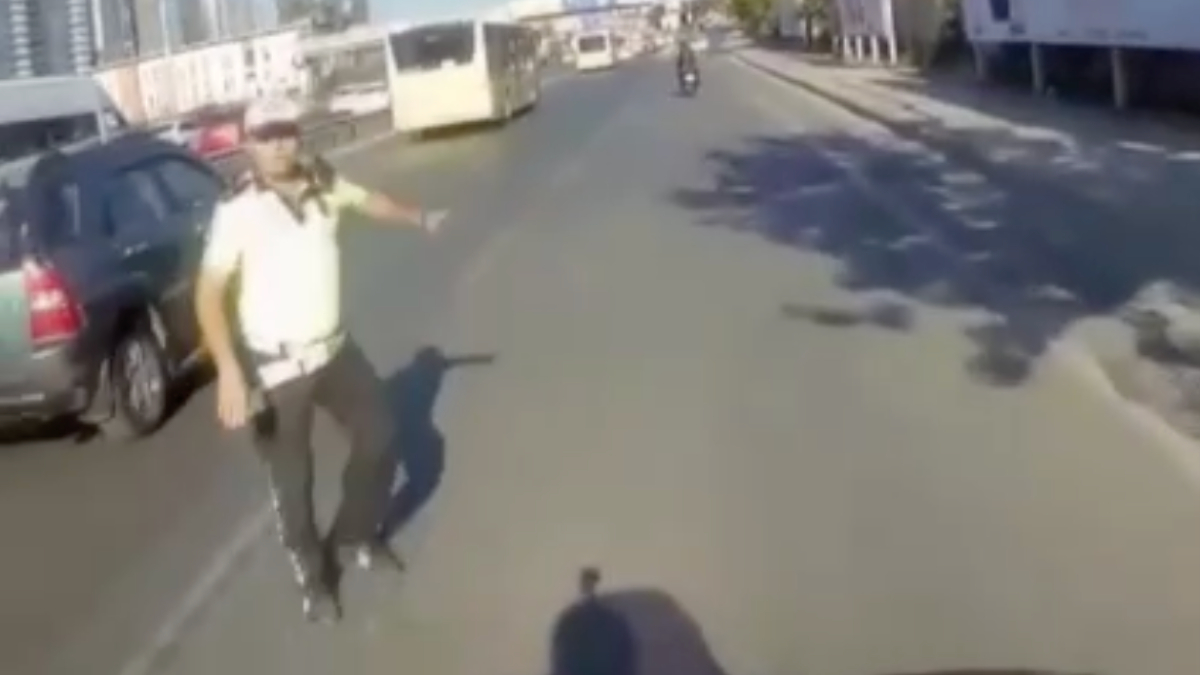 İstanbul'da polis kaçan sürücüyü motokuryenin arkasına binerek yakaladı