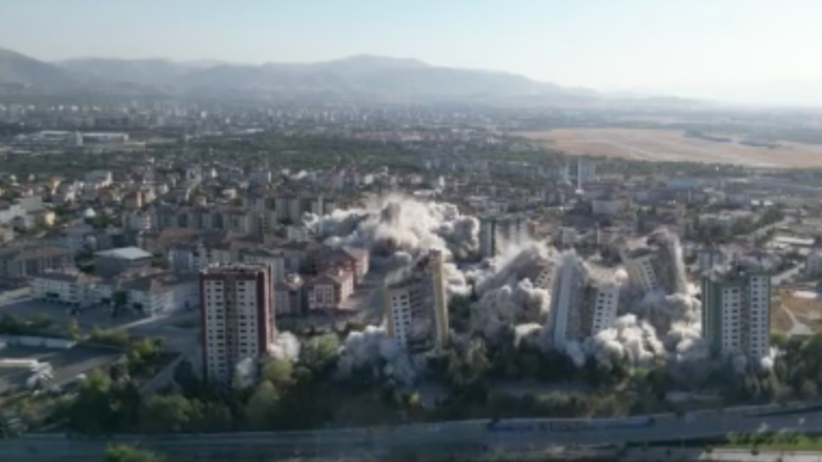 Malatya'da bir ilk gerçekleşti! 15 katlı 9 blok aynı anda patlayıcı ile yıkıldı