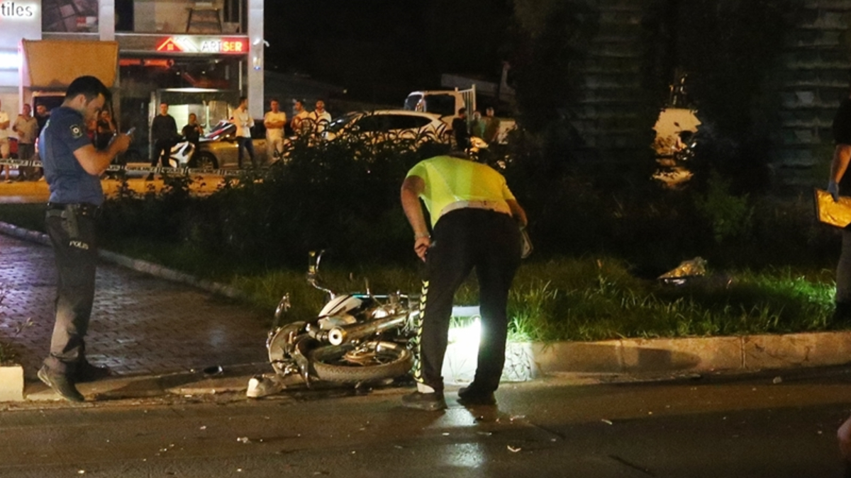 Antalya'da hafif ticari aracın çarptığı motosikletin sürücüsü öldü
