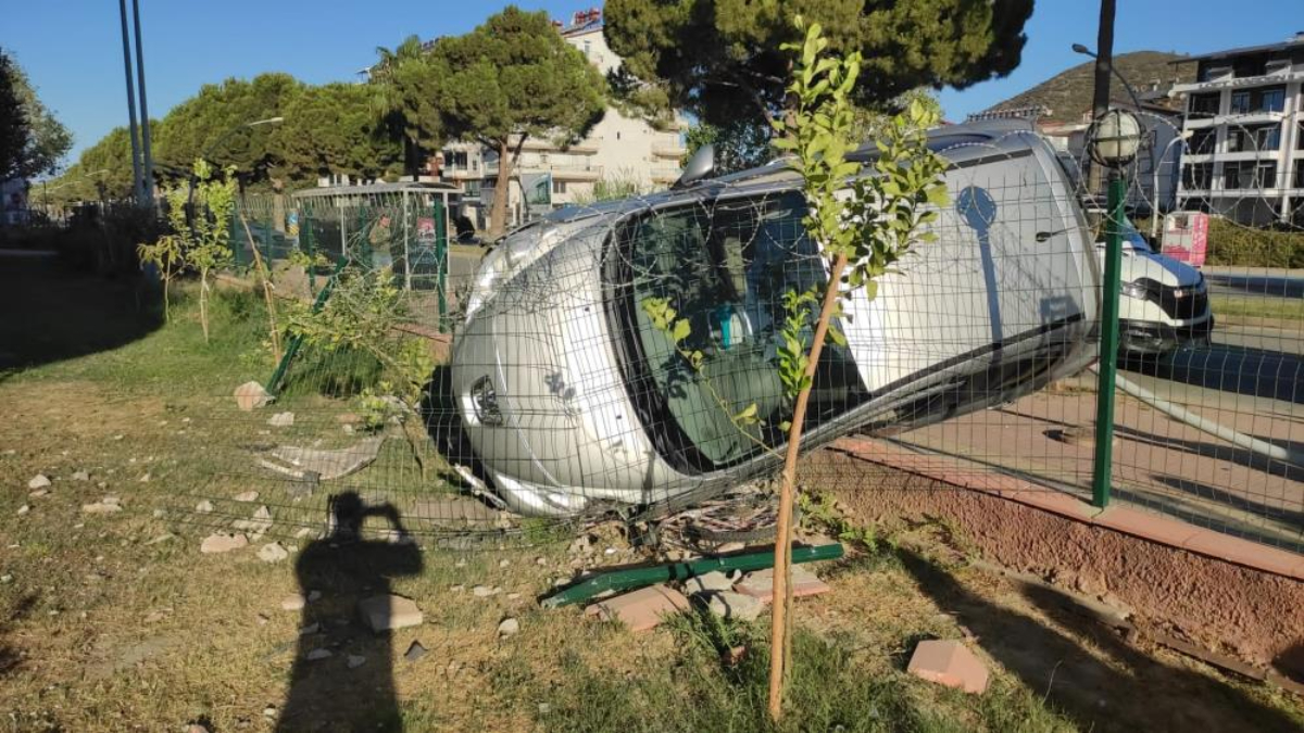 Antalya'da kaza yaptı, aracını bırakıp kaçtı