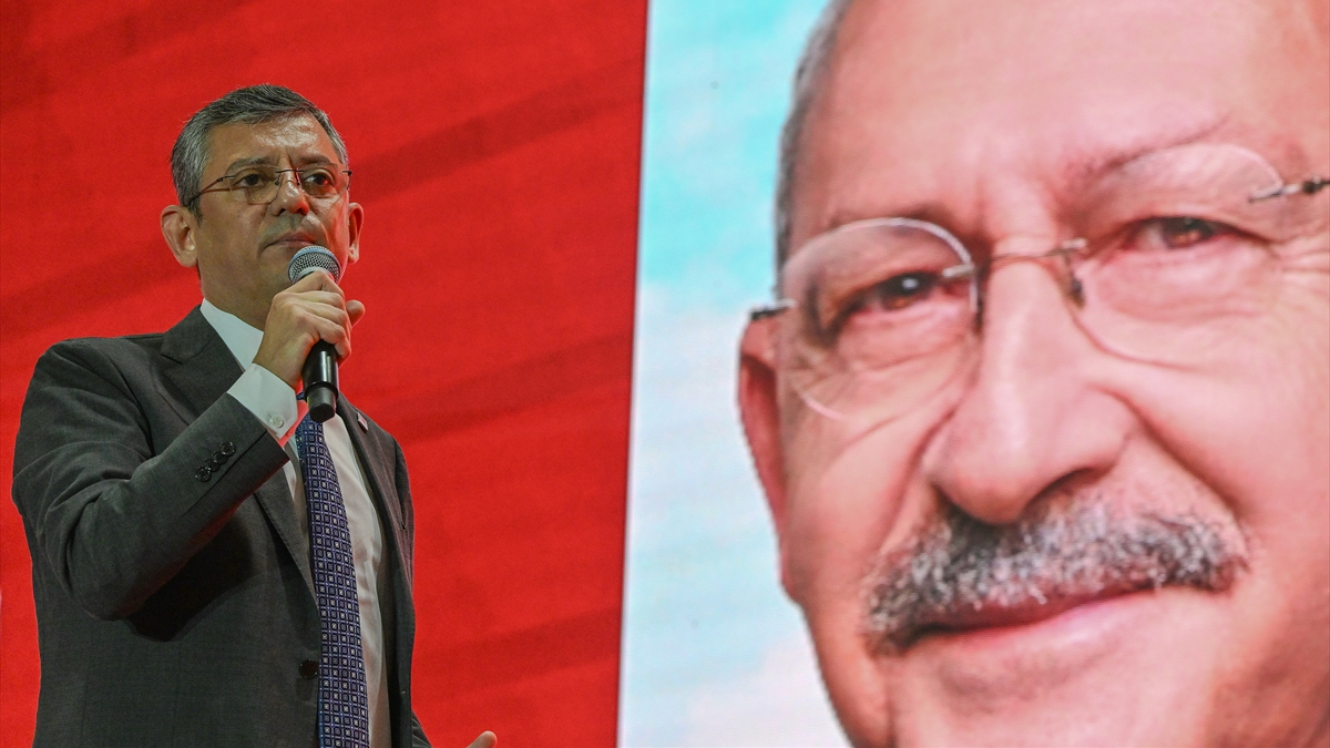 CHP İzmir İl kongresinde gergin anlar: Özgür Özel konuşması Kemal Kılıçdaroğlu sloganlarıyla bölündü