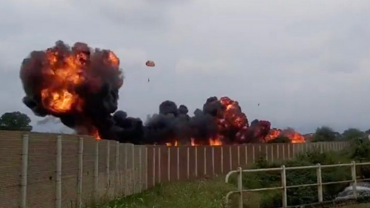 İtalya'da akrobasi uçağı düştü: 1 çocuk can verdi