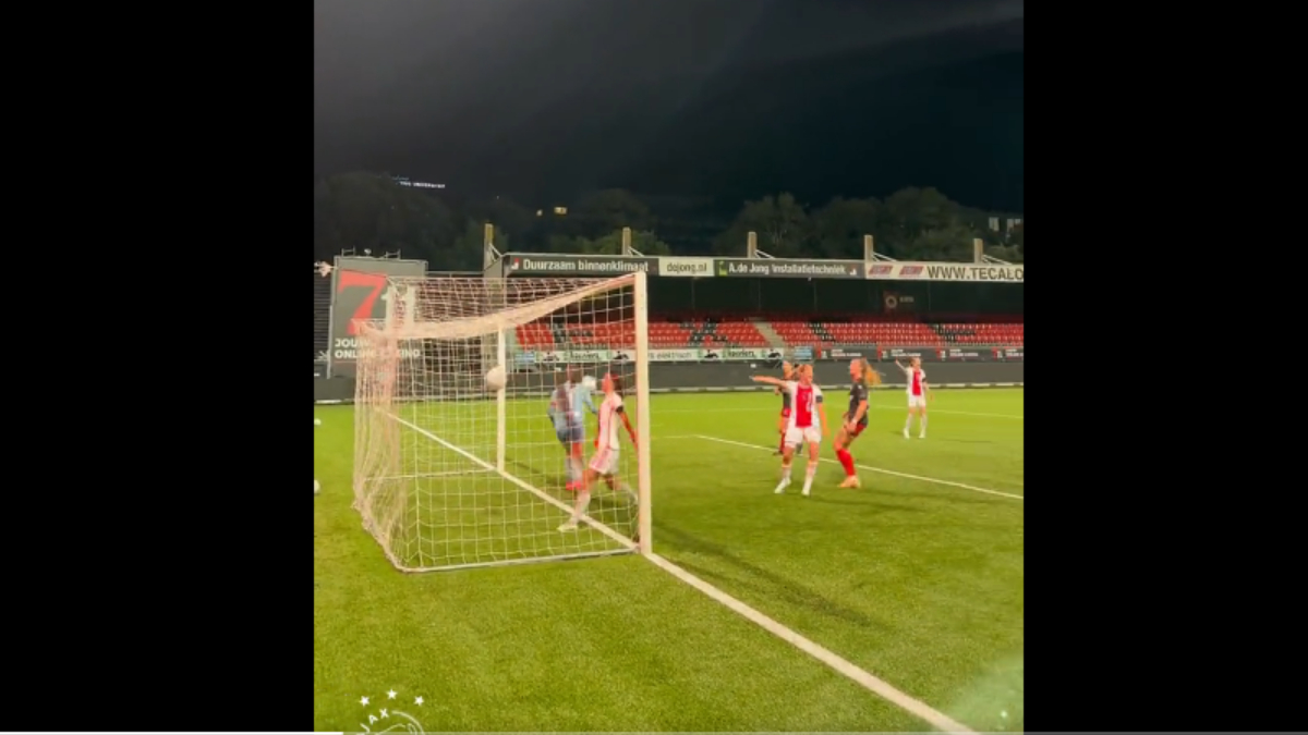 Kadın futbolunda ilginç gol: Kaleci vuruşu yaparken gol yedi