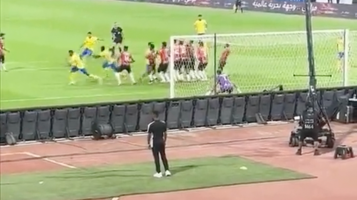 Cristiano Ronaldo'nun frikiği kameramana isabet etti