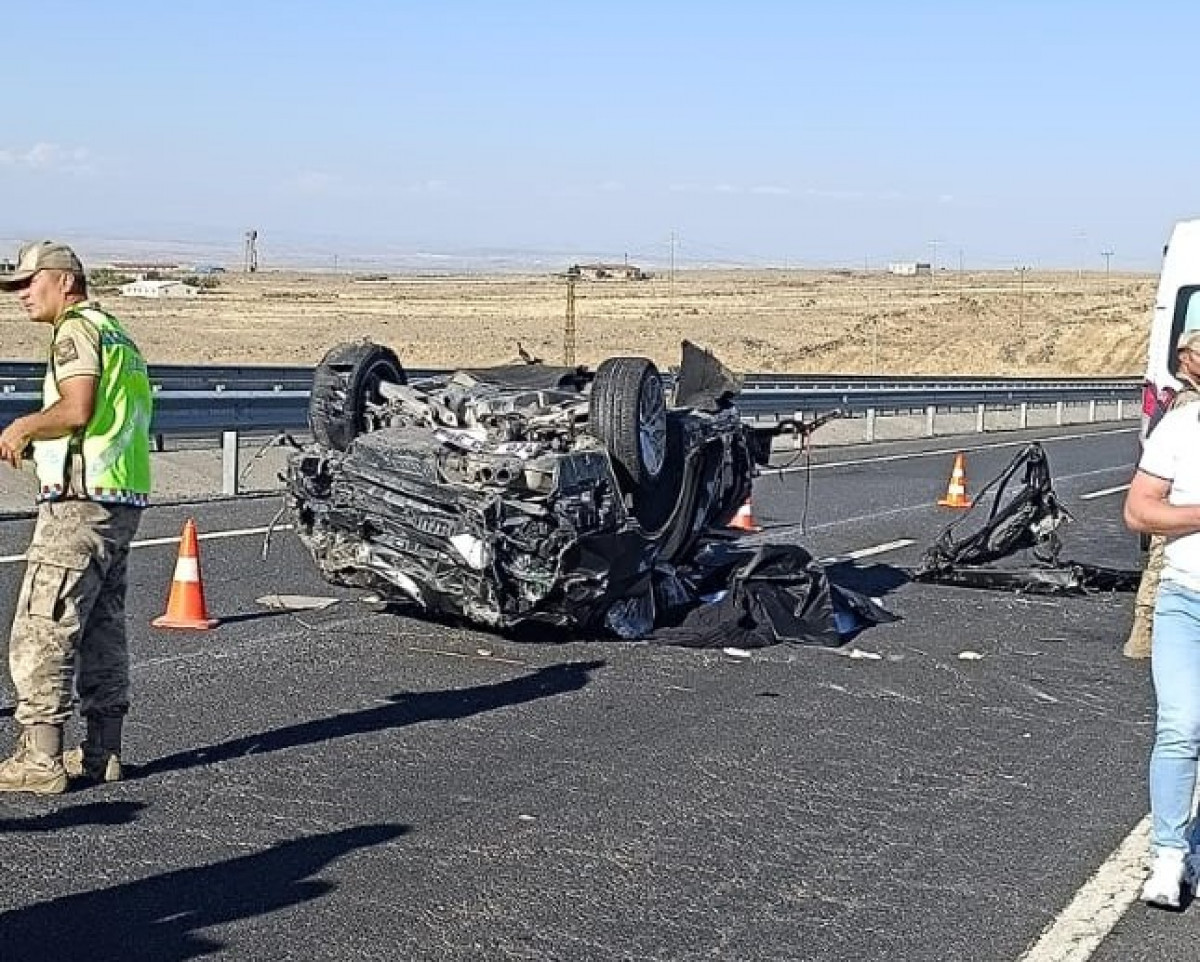 Diyarbakır'da lastiği patlayan araç kontrolden çıktı: 3 ölü