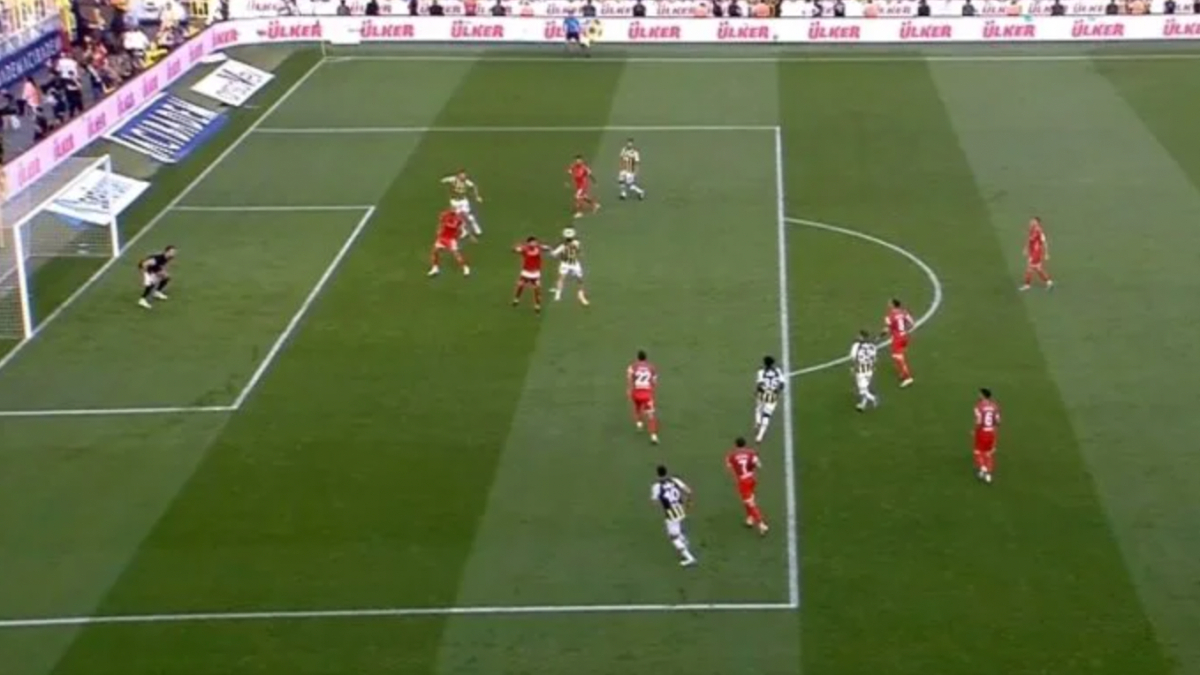 Edin Dzeko'nun golü VAR kararı sonrası geçerli sayıldı