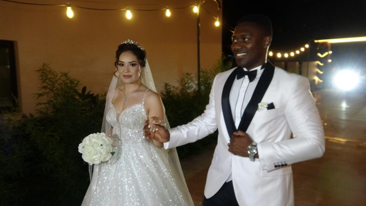 Mersin'e Tanzanyalı damat: Erik dalı oynayıp halaybaşı oldu