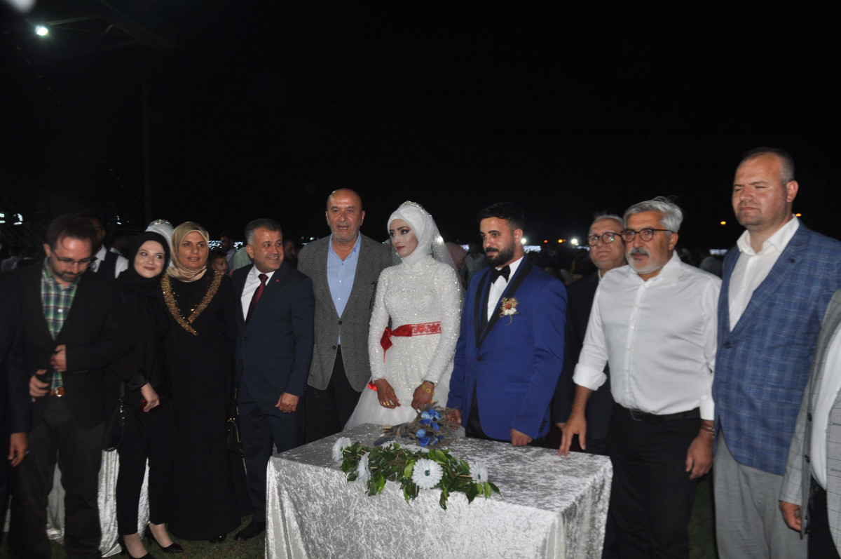 Hatay'da 100 çift, toplu nikahla dünyaevine girdi