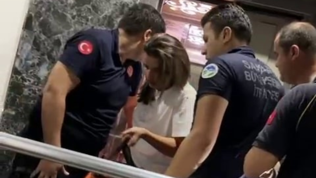 Sakarya'da asansörde kalan sağlıkçıları itfaiye ekibi kurtardı