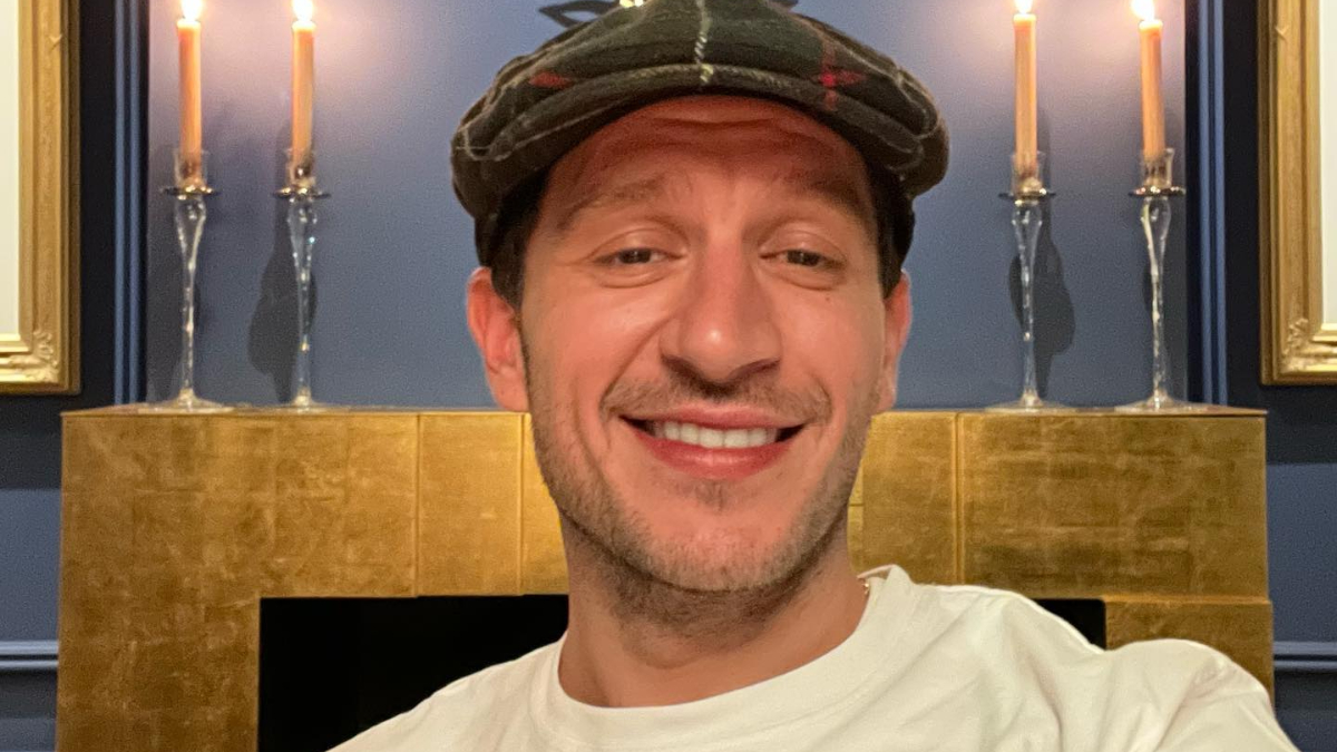 Sokakta şarkı söyleyen Uraz Kaygılaroğlu'na mahalleliden tepki