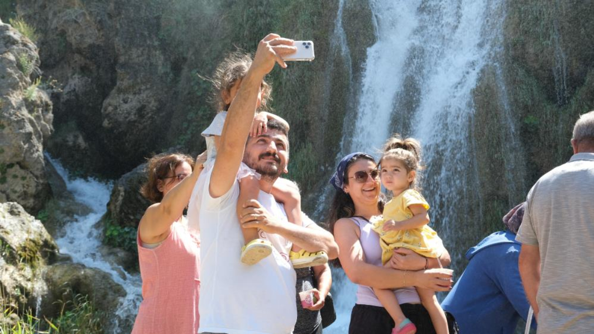 Erzincan Girlevik Şelalesi'ne ziyaretçi akını