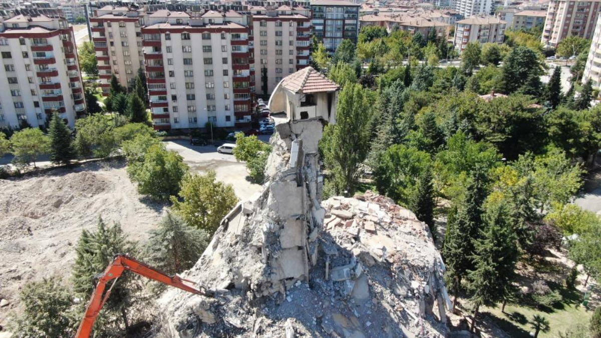 Elazığ'da tamamen yıkılamayan hasarlı binanın ilginç hali