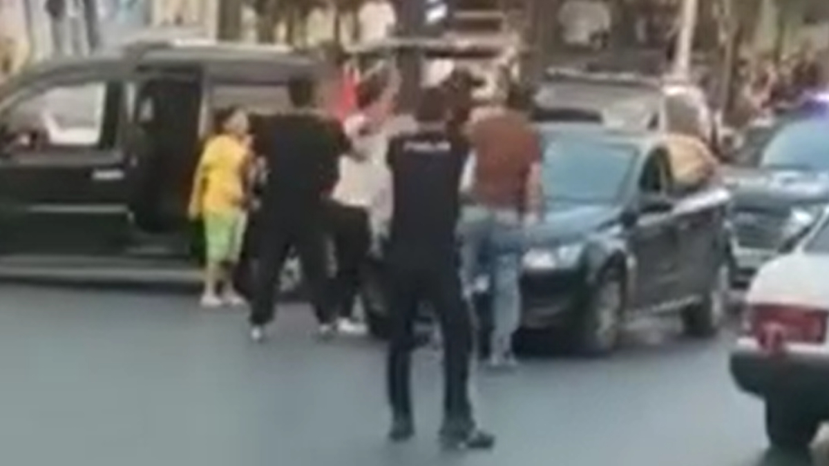İstanbul'da yol kavgası büyüdü! Çekiçle saldırdı polis araya girdi