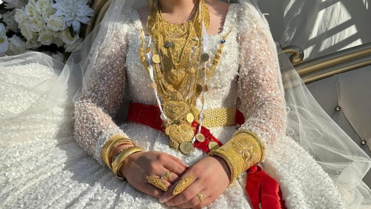 Hakkari'de aşiret düğününde takılar göz doldurdu! Geline 2 kilo altın takıldı