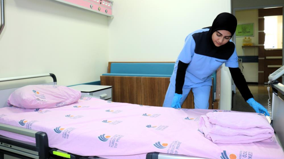 Malatya’da genç kız, hademe olarak çalıştığı İnönü Üniversitesi Tıp Fakültesi'ni kazandı