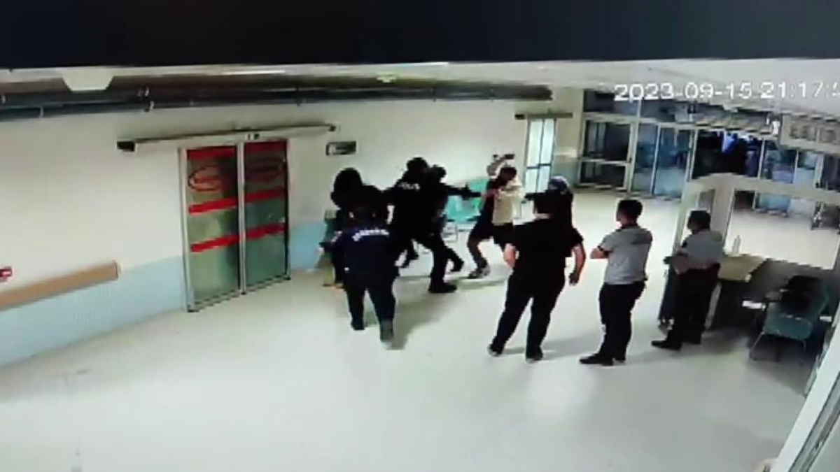 Sivas'ta hasta yakını polis memuru, meslektaşlarına saldırdı