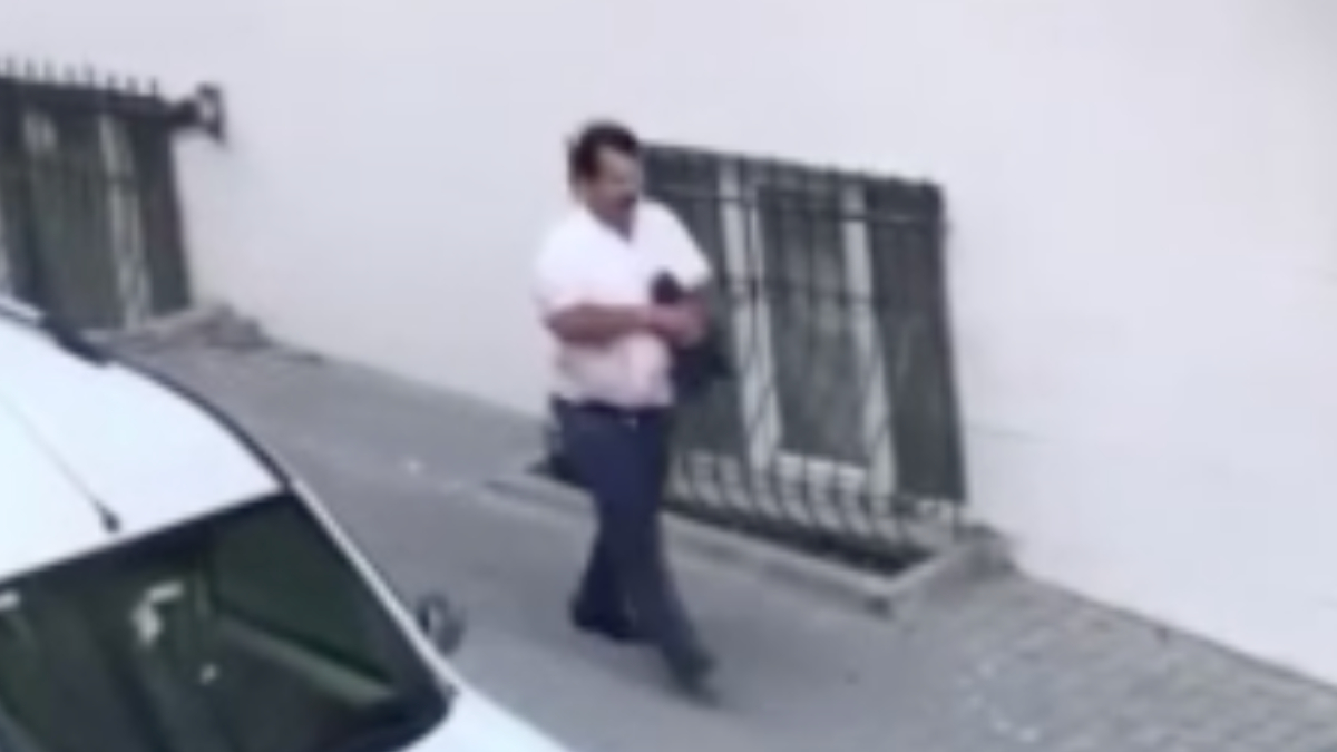 İstanbul'da kavga ettiği karısını bıçakladı! Bıçakla elini kolunu sallayarak yürüdü