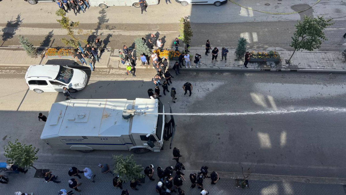 Hakkari'de izinsiz yürüyüşe polis müdahalesi: 2 gözaltı