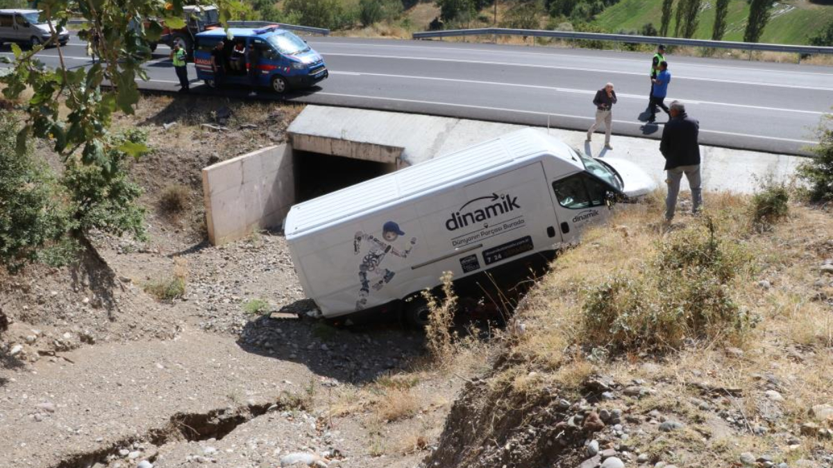Amasya'da kontrolden çıkan minibüs menfeze uçtu