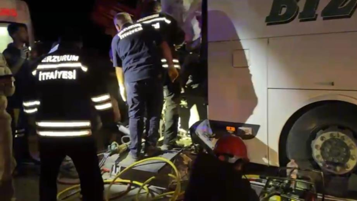 Erzurum'da yolcu otobüsü traktöre çarptı: 2 ölü 2'si ağır 14 yaralı