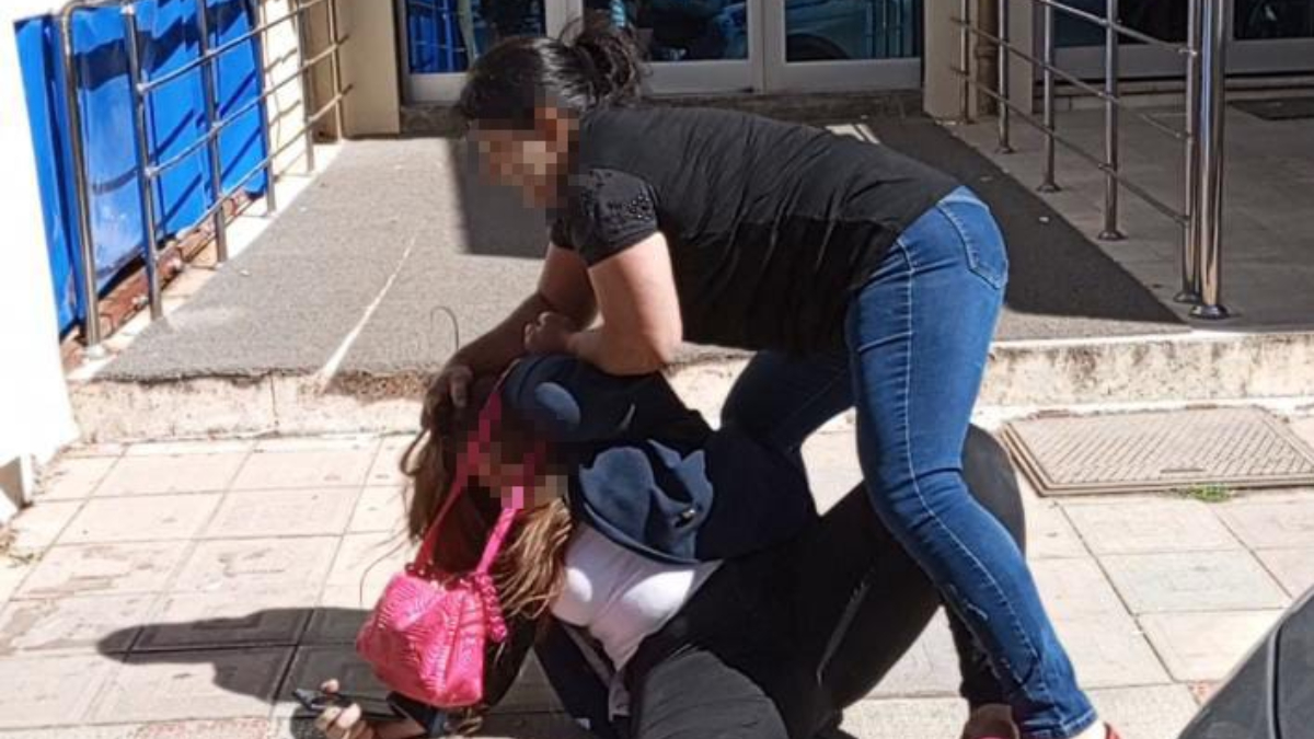 Afyonkarahisar'da sokak ortasında iki kadın ve eşlerinin kavgası kamerada