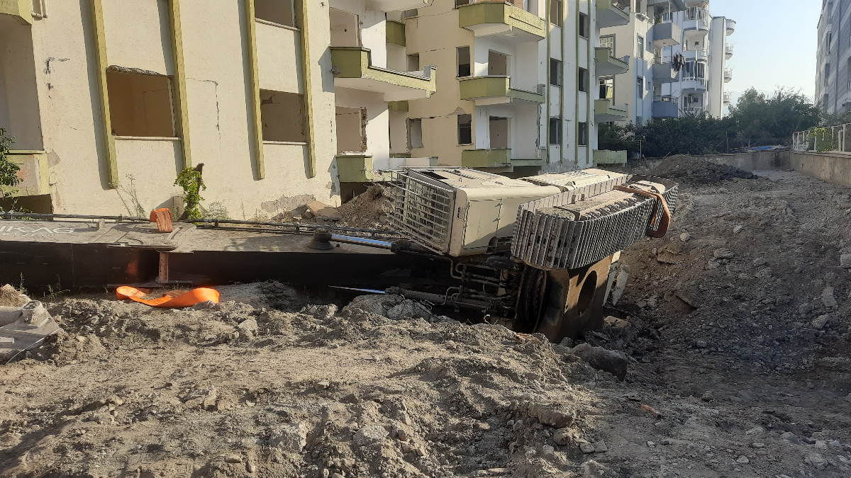 Hatay'da bina yıkımında yer yarıldı! İş makinası içine düştü...