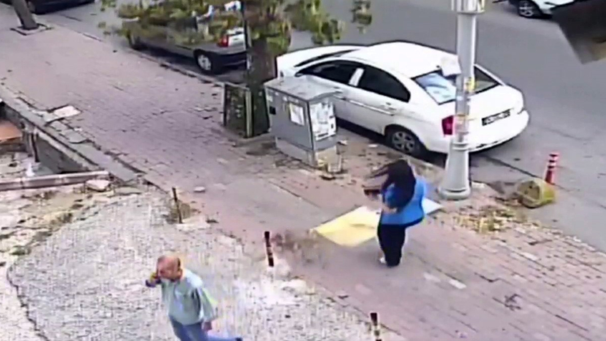 Sultangazi'de cam parçası kaldırıma düştü: Bir adımla yaralanmaktan kurtuldu