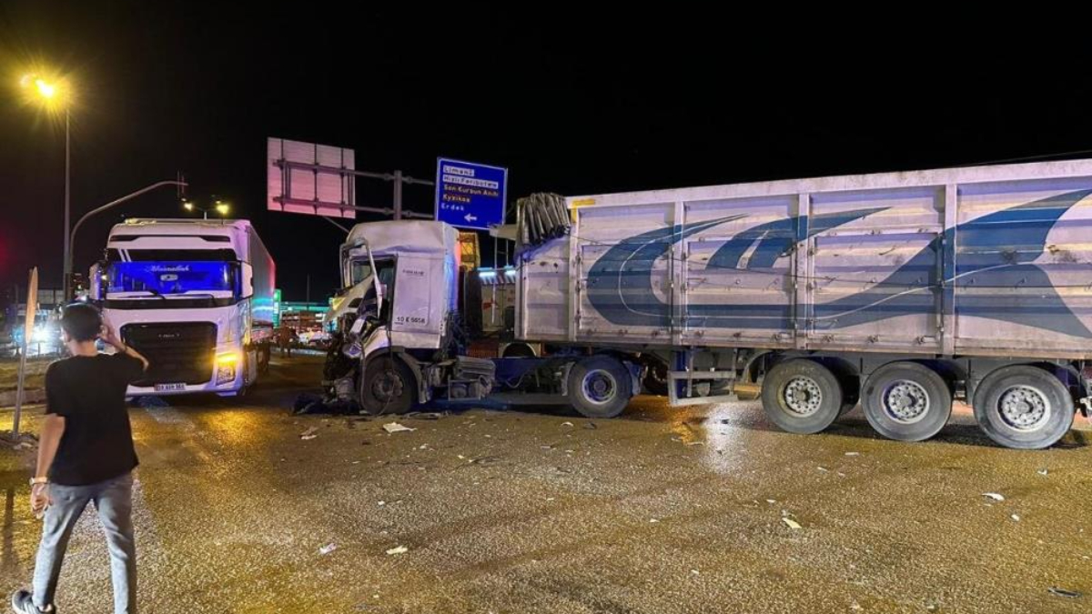 Balıkesir'de ışık ihlali nedeniyle 2 tır çarpıştı