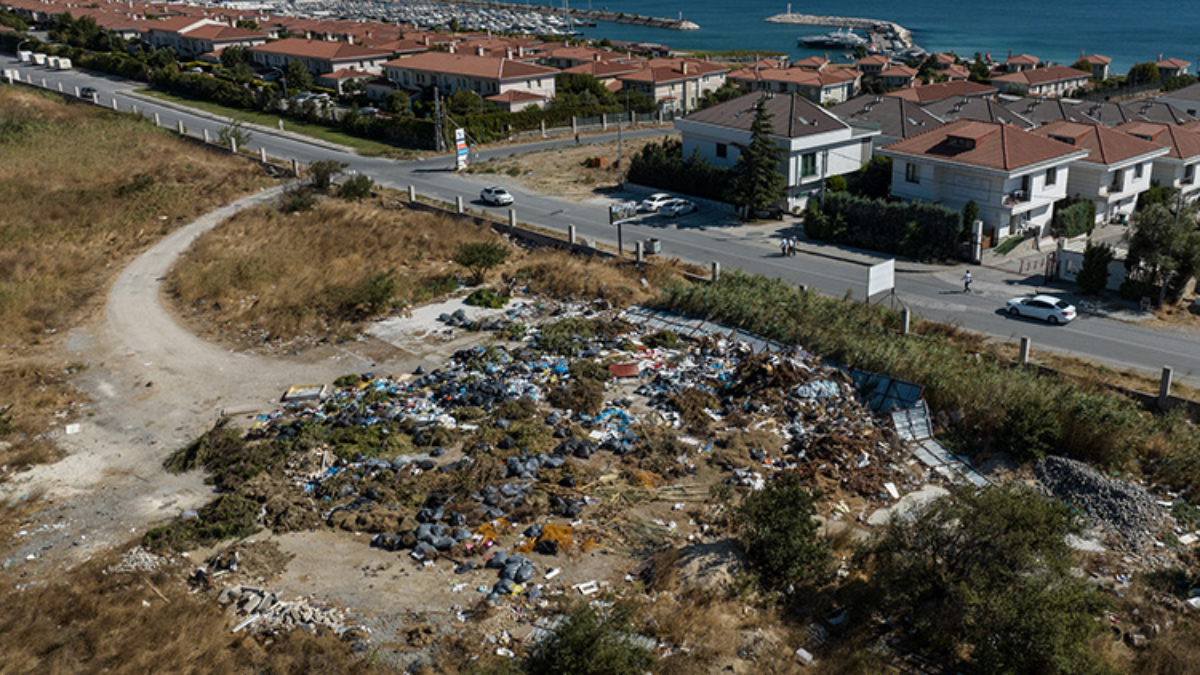 Beylikdüzü'nde araziye dökülen çöplerden halk rahatsız