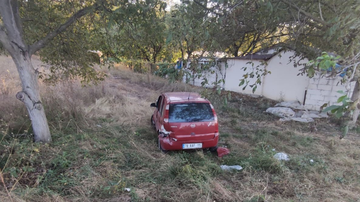 Karabük'te kontrolden çıkan otomobil tarlaya girdi: 2 yaralı