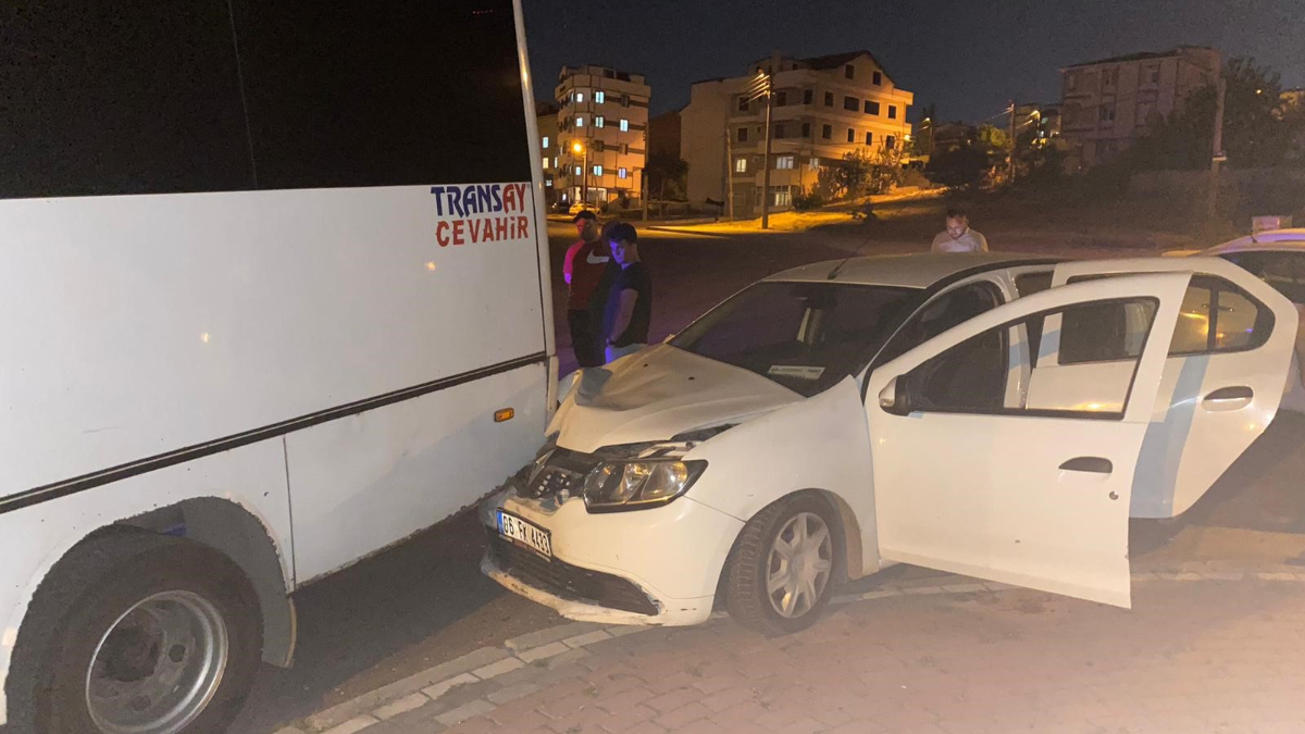 Kocaeli'de otomobil ile servis minibüsü çarpıştı: 1 yaralı