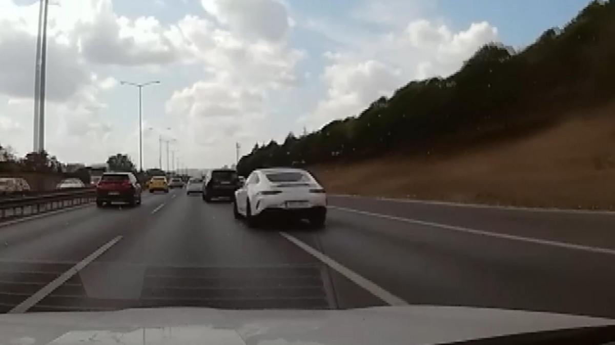 İstanbul'da trafikte yolu paylaşamadılar! Sopayı gösterip tehlikeye yol açtı