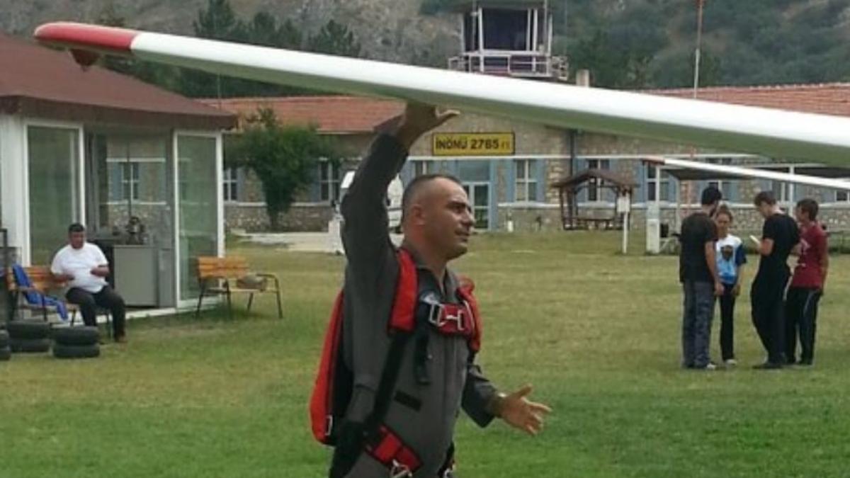 Eskişehir'de yelkenkanatlar havada çarpışı: 1 pilot öldü, diğeri yaralı